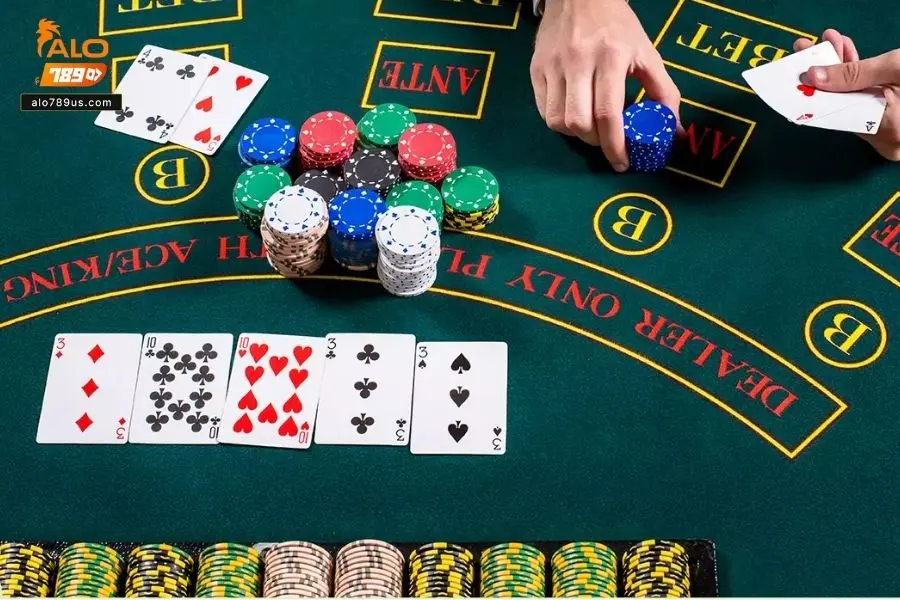 Biết cách phân tích hành vi của đối phương giúp bạn đoán được bài của họ